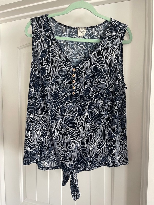 Late August Women’s Navy White Tropical Leaf Sleeveless top XL FREESHIP