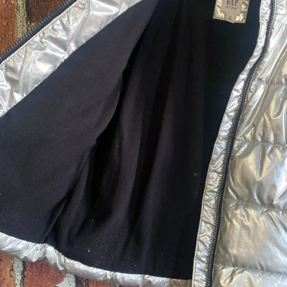 Chaqueta acolchada plateada GAP para niños forrada de lana juvenil talla mediana 8 Foto 3 de 4