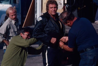Lee Majors crew preparing for stunt in the tv show Fall Guy 1981 Old Photo 2