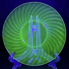 VTG URANIUM Vaseline Glass Hocking Swirl Optic Green 6” Saucer Glows UV (B)