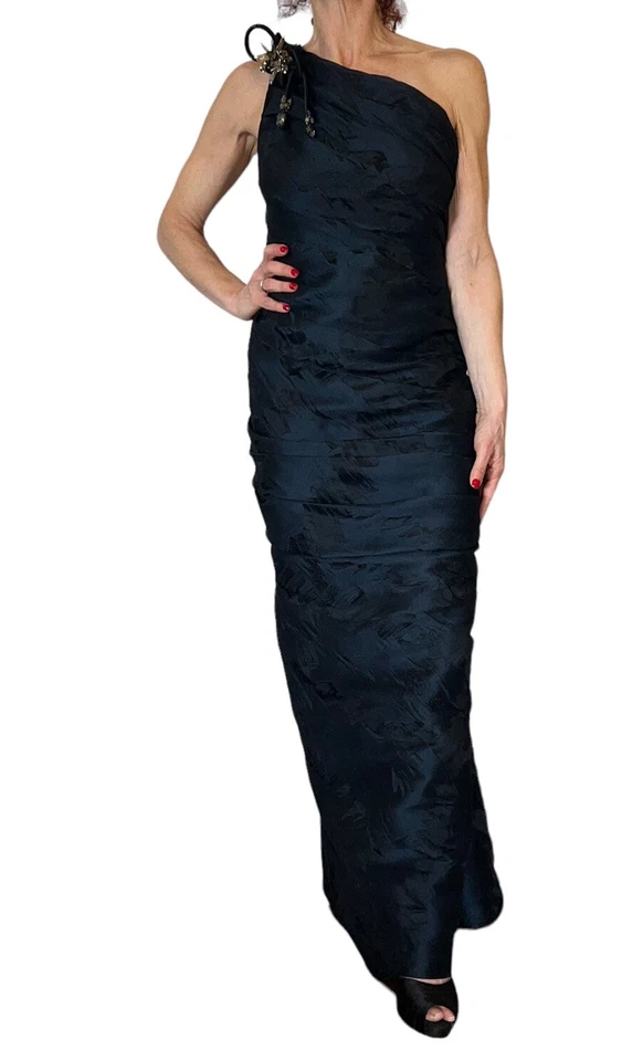 J MENDEL PARIS ТЕМНО-СИНИЙ РЮШ ОДНО ПЛЕЧО УКРАШЕННЫЙ ДРАГОЦЕННЫМИ КАМНЯМИ ПЛАТЬЕ ДЛИНОЙ ШЕВЕЛИТЬСЯ ПЛАТЬЕ 2/4 - Изображение 3 из 4
