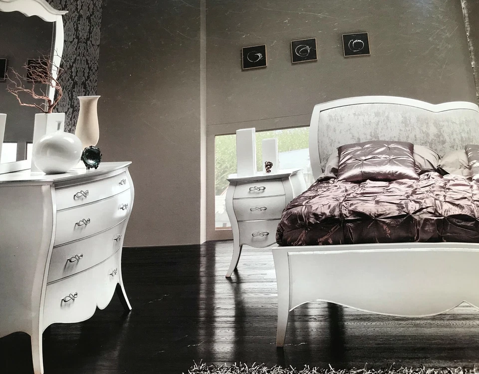 COMO'  CON 2  COMODINI BOMBATO   LEGNO MASSELLO BIANCO PROFILI IN FOGLIA ARGENTO - Immagine 2 di 3