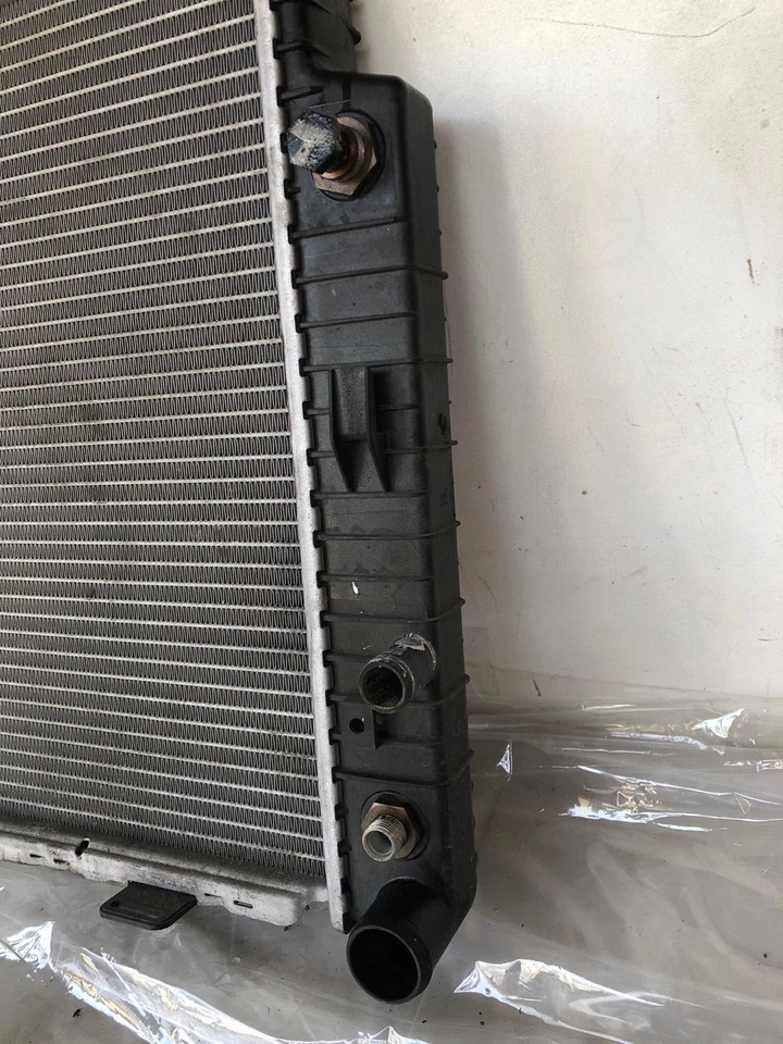 Mercedes Benz Clase C C230 1997-2000 conjunto de motor de núcleo de radiador OEM Foto 2 de 4