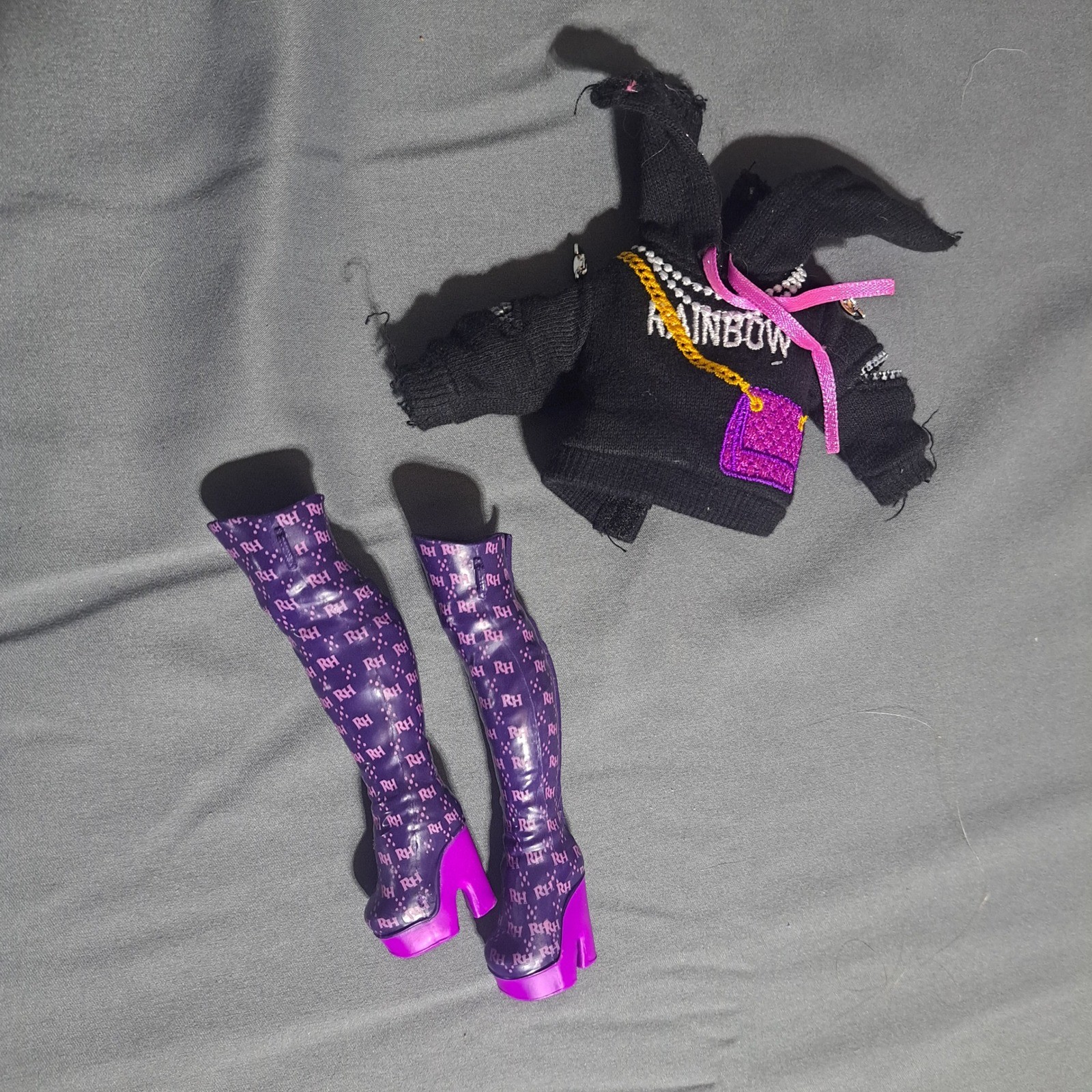 Rainbow High Emi Vanda Sudadera con Capucha y Botas Negro Púrpura Moda Muñeca Accesorios