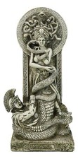 Estatuilla de diosa griega Medusa con pelo de serpientes y cola de serpiente por altar