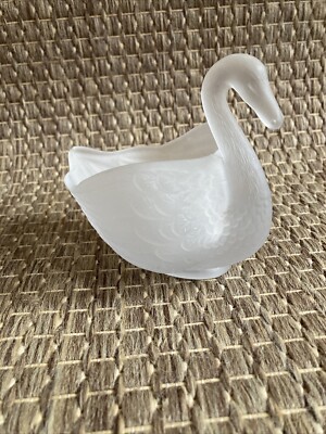 VINTAGE IMPERIAL GLASS FROSTED SWAN TRINKET OR CANDY DISH MASTER SALT