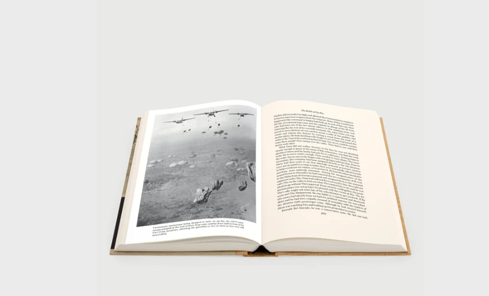 Яркая сияющая ложь Нила Шихана - Folio Society - новый и запечатанный - Изображение 3 из 4