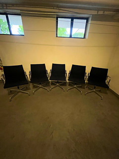Vitra Charles Eames 5 Stühle gepolstert mit Armlehnen schwarz Alu schaue