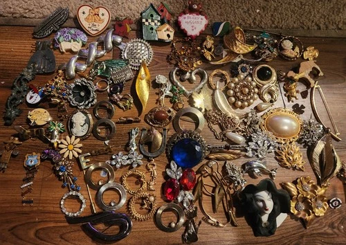 Lot of 80+ Vintage Brooch & Lapel Pins Fashion Jewelry Costume Some Signed