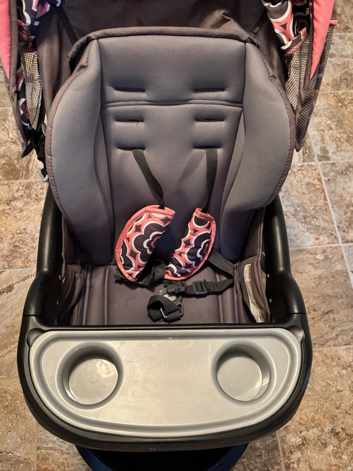 Carrinho Baby Trend floral coral rosa/marrom com dossel, bandeja e assento deitado - Imagem 3 de 4