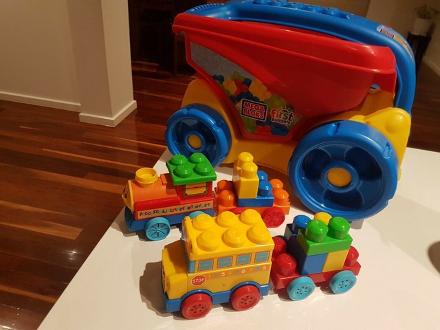 mega bloks 50 piece wagon