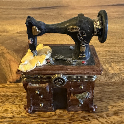 Boyds Bears Treasure Box Granny's Sewing Machine w/ Bobbin McNibble