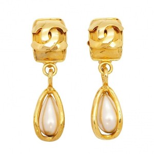 Authentic Vintage CHANEL 95P Coco Mark CC Faux Pearl Dangle Earring Gold Plated