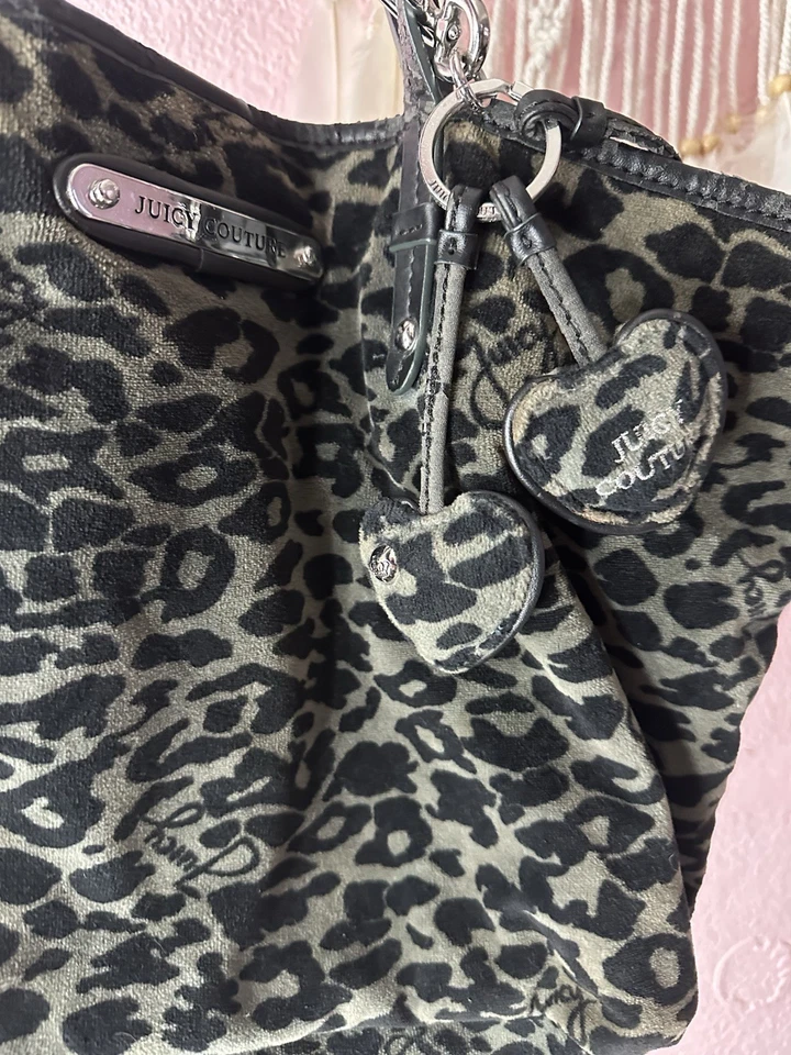 Bolso de Mano Vintage Y2K Juicy Couture Estampado Leopardo con Dijes Foto 2 de 4