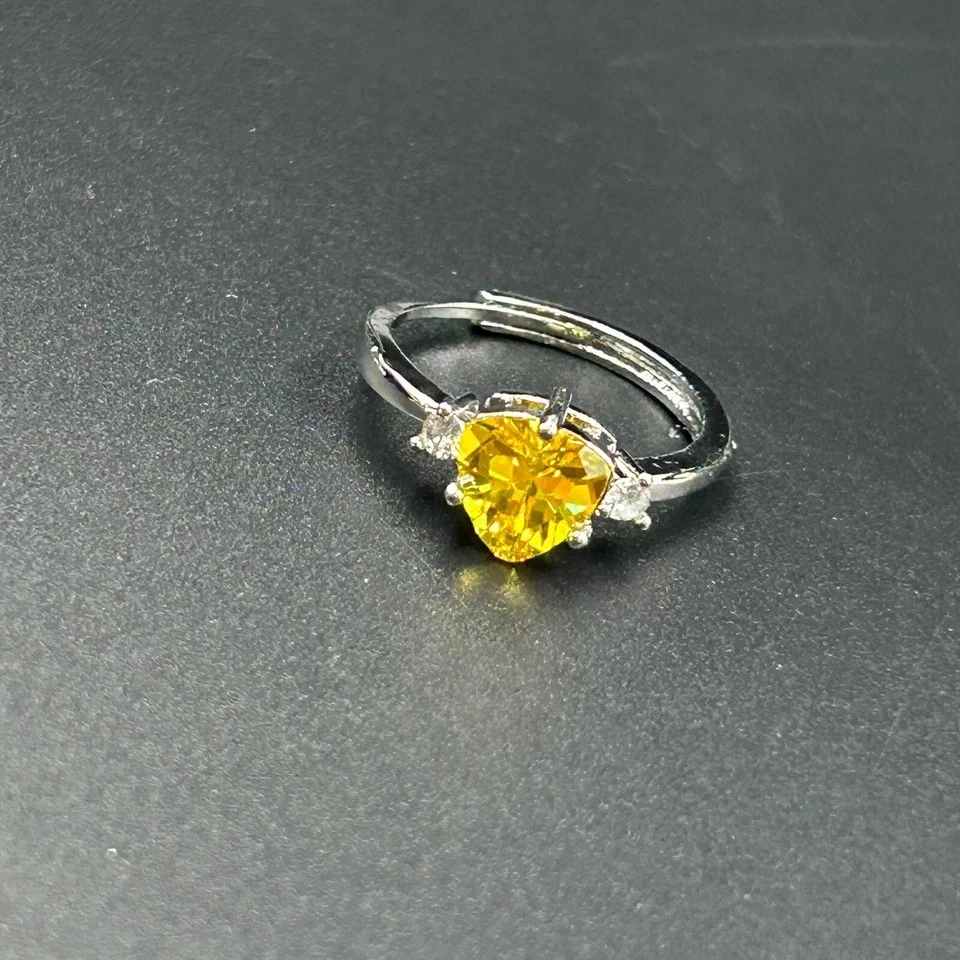 Anillo de compromiso de citrino creado en laboratorio de corte de 2 quilates con acabado de oro blanco de 14 quilates Foto 2 de 3