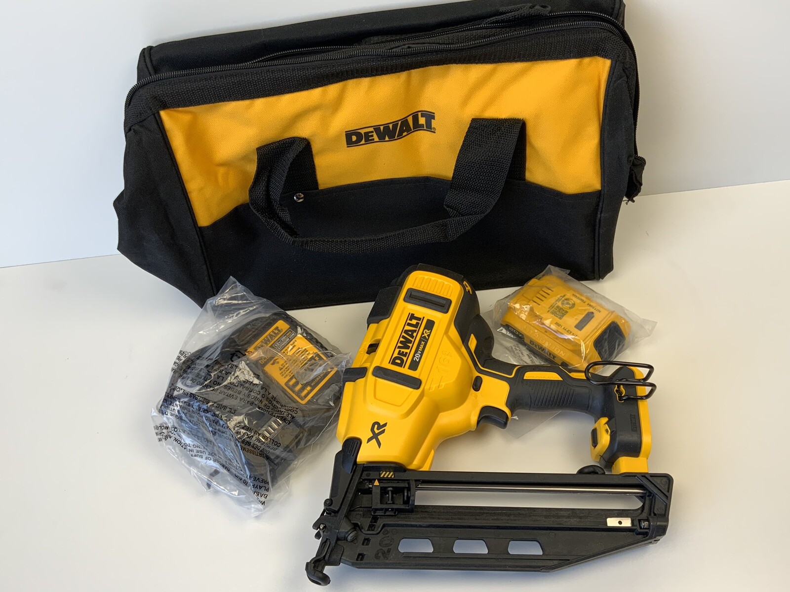 NEW DEWALT DCN660D1 20V MAX XR 16Gauge Cordless Angled Finish Nailer