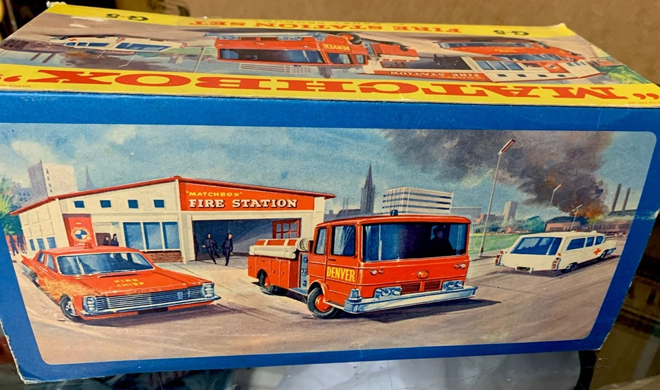 DIE-CAST LESNEY 1963 MATCHBOX FIRE STATION SET G-5 W/RARE WINDOW BOX & 3 CARS - Image 4 of 4