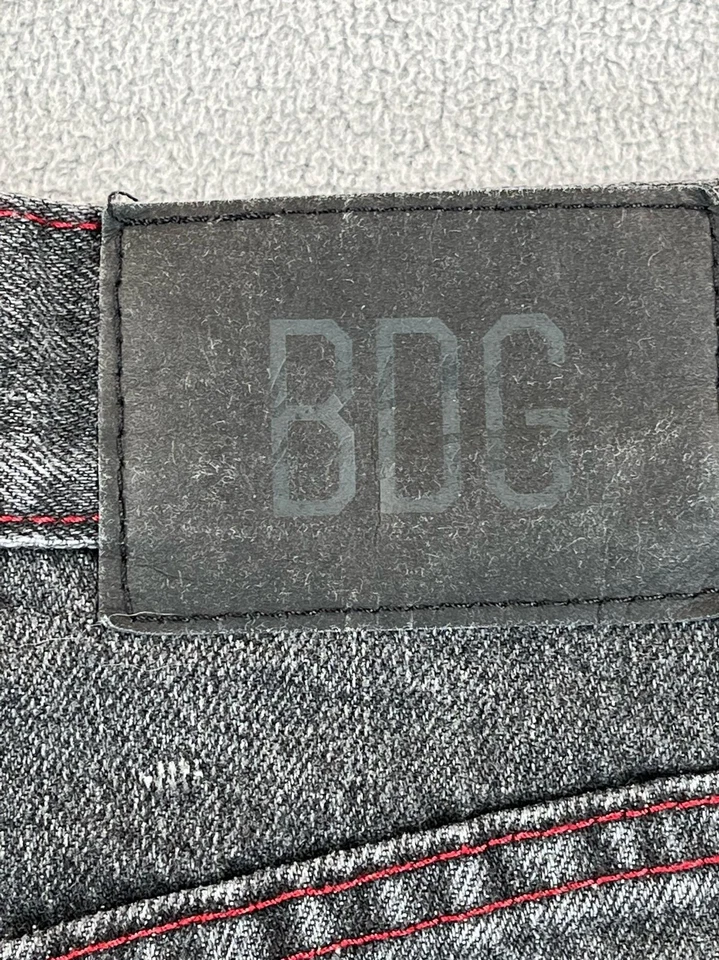 Pantalones Cortos BDG Para Mujer 26 Negros Denim Línea A Tiro Alto Envejecido Dobladillo Crudo Puntada Roja Foto 4 de 4