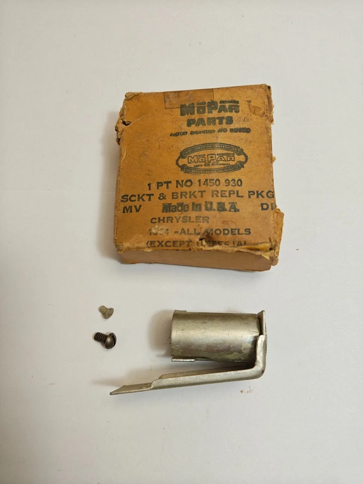 Chrysler Windsor New Yorker 1954 enchufe de luz directa y paquete de soporte 1450930 nuevo en stock Foto 3 de 4