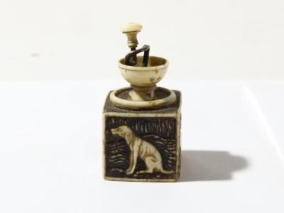 19. Jh. Hirschgeweih geschnitzt HIRSCH Miniatur Maßband Kaffeebohnenmühle Form