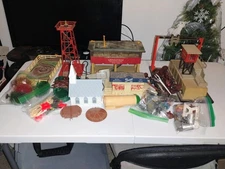 Vintage Post War Lionel Marx O gauge Buildings and Decor lot Parts Repair Used