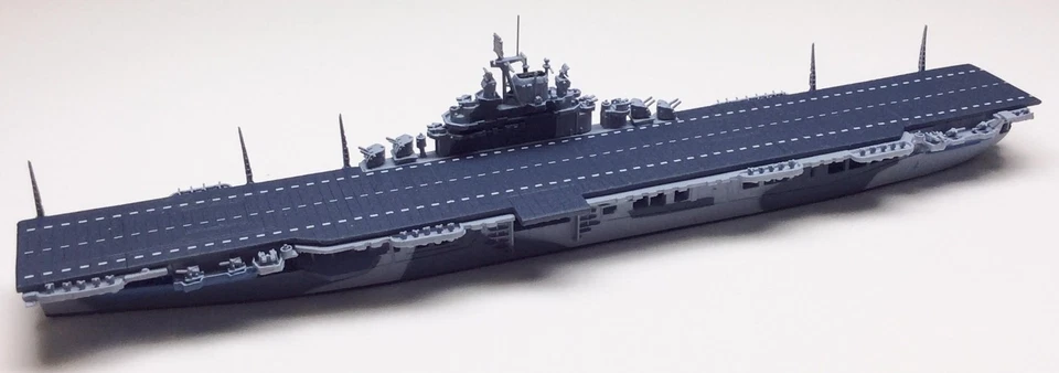 Neptun T1310 US Aircraft Carrier Essex Camouflaged 1944 1/1250 Scale Model Ship - Image 2 of 2