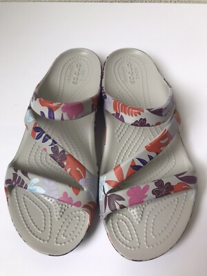 WOMEN'S CROCS KADEE II GREY/TROPICAL FLORAL BEACH/POOL WATER SANDALS SIZE 7 NWT