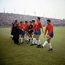 Chile captain Leonel Sanchez introduces players to special gue- 1966 Old Photo