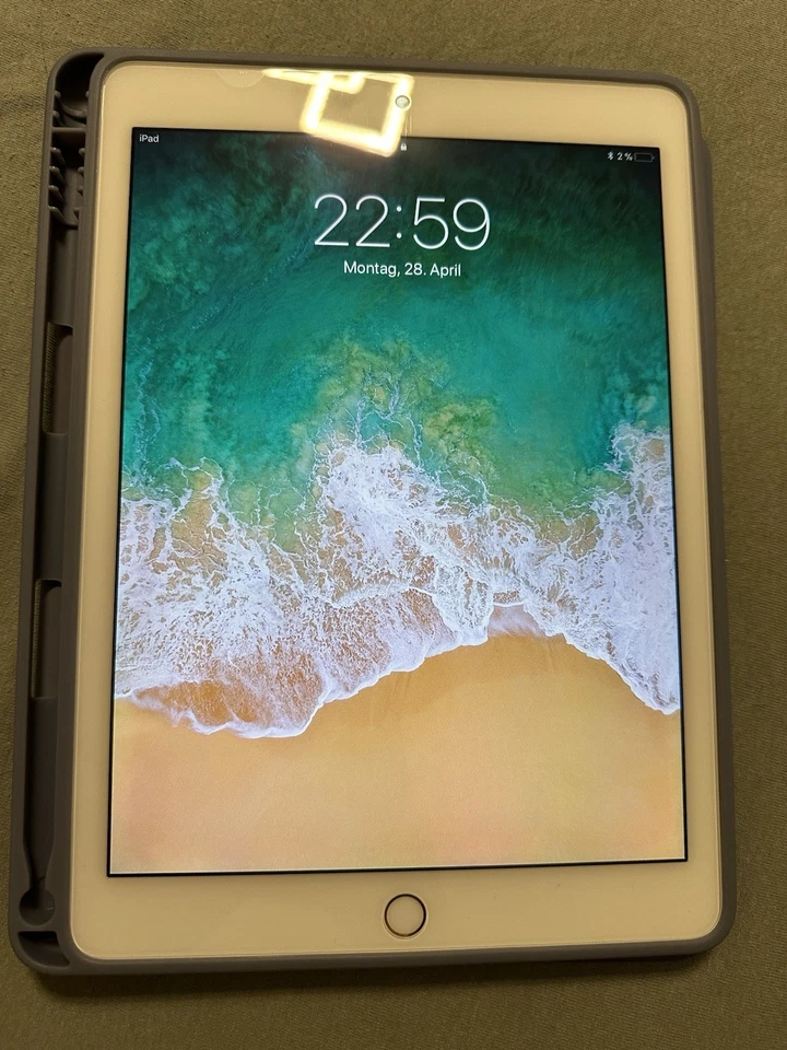 Apple iPad (5th generation) · 32GB · Wi-Fi, Foto 2 von 5