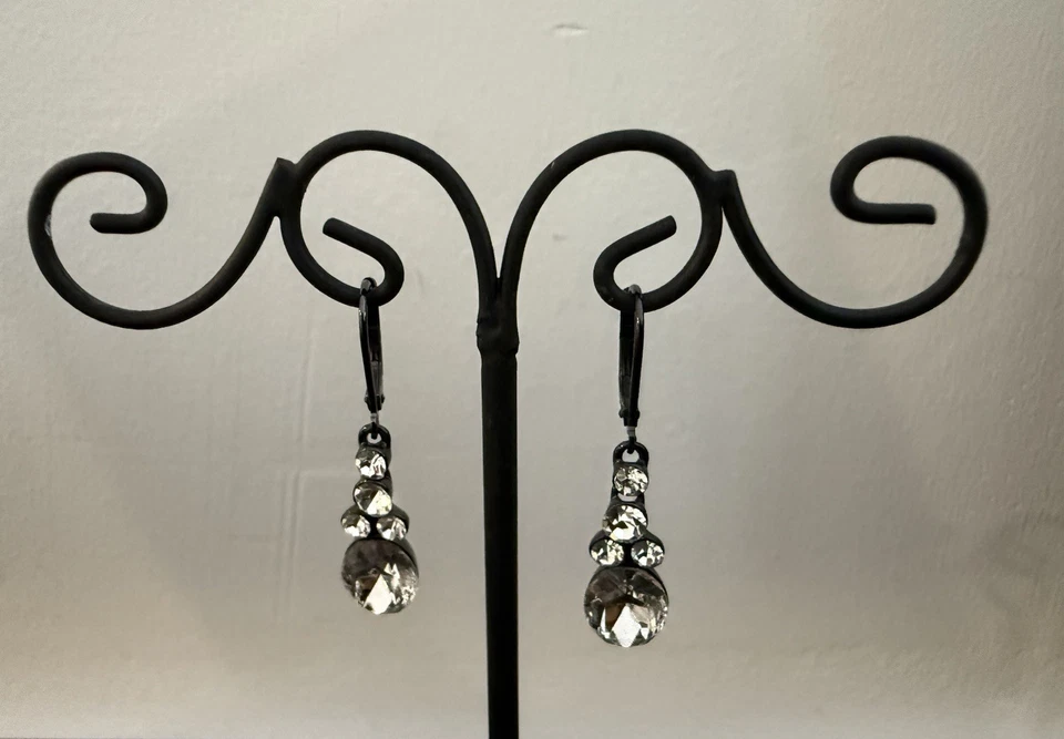 Brincos de cristal gota GIVENCHY 1 1/2” novo com etiquetas. Ótimo para noite ou todos os dias - Imagem 4 de 4