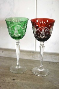 2 antike Bleikristall-Römer mit rubinrotem oder grünem Überfangglas, 21,2 cm