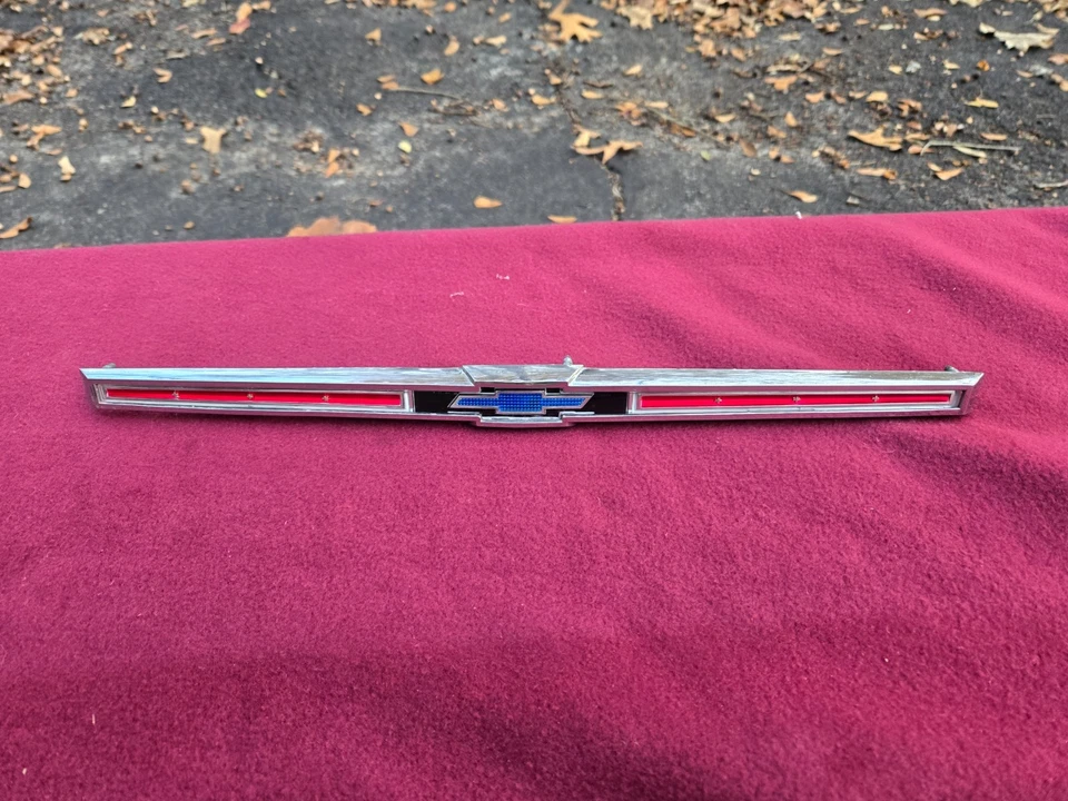 Chevrolet Impala 1965 emblema de maletero y bisel Foto 2 de 4