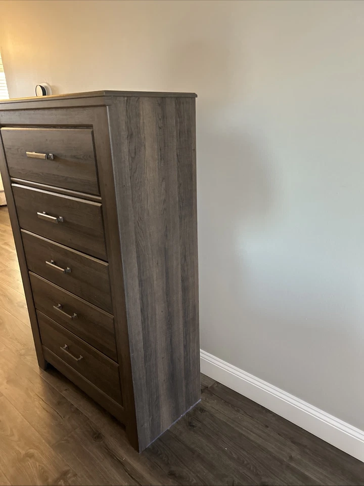 Сундук для спальни в деревенском стиле из 5 ящиков серый деревянный - Изображение 3 из 4