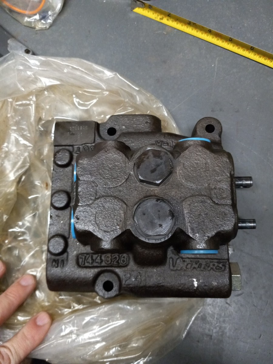 Clark Forklift Auxiliary Hydraulic Valve 1771827 Vickers 744328