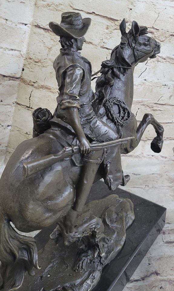 BEAUTIFUL RARE EARLY AMERICAN FREDERICK REMINGTON BRONZE SCULPTURE ON