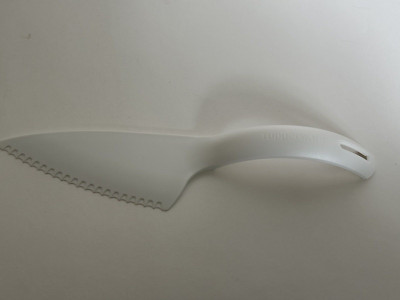 Tupperware Cut N Serve Pie Cake Pastry White Cutter Knife Serrated Edge New
