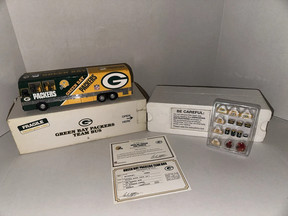 DANBURY MINT NFL TEAM DIECAST BUS GREEN BAY PACKERS BOX EQUIPMENT/BALLS/COOLERS - Image 4 of 4