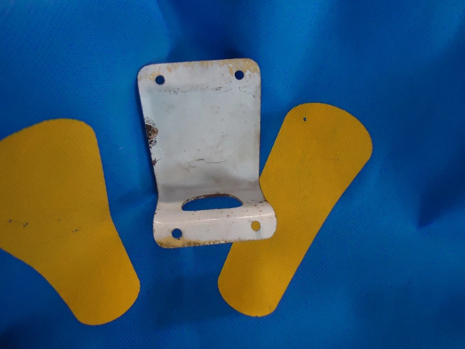 RED ROCK COLA BOTTLE OPENER VINTAGE DISTRESSED ESTATE SALE FIND WALL MOUNT - Image 3 of 4