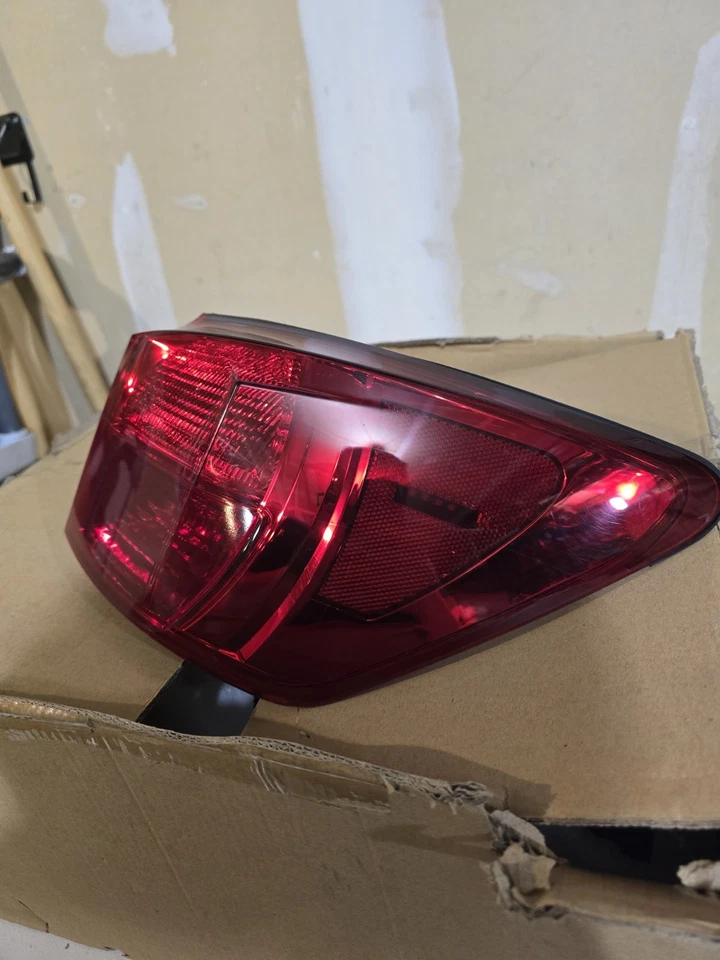 原始设备制造商尾灯 2006 - 2013 雷克萨斯 IS250/IS350/ISF 使用状况良好 9/10 — 第 4/4 张图片