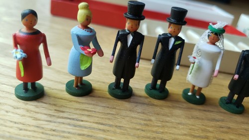 E German Erzgebirge Mini Figurines Seiffener Bridal Procession Carriages, 15 pcs - Picture 7 of 15