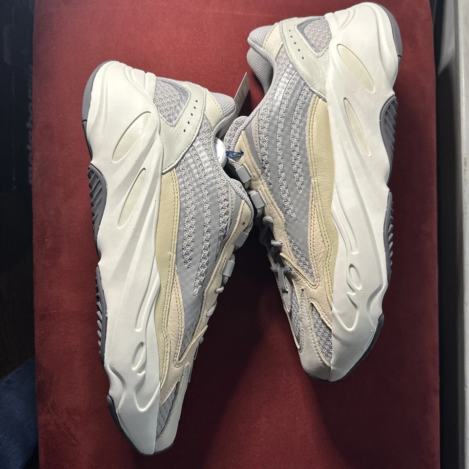 Adidas Yeezy Boost 700 V2 'Crema' Para hombres Talla 12 NUEVAS Tenis GY7924 Foto 2 de 4