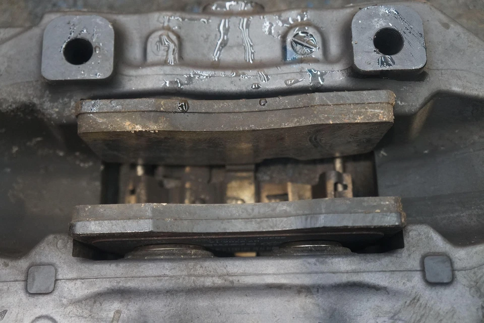 Pinça de freio traseira direita passageiro lateral fabricante de equipamento original Ferrari FF 2014 - Imagem 4 de 4