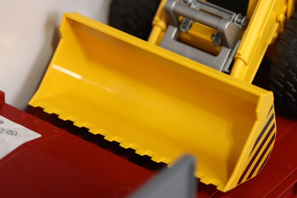 Bruder Toys 02813 Mack 花岗岩平板卡车带 JCB 装载机反铲,黄色 — 第 4/4 张图片