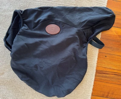 Tad Sarg Sattelbezug - neuester Stil - schwarz mit Leder Logo Akzenten - NEUWERTIG - Bild 1 von 4