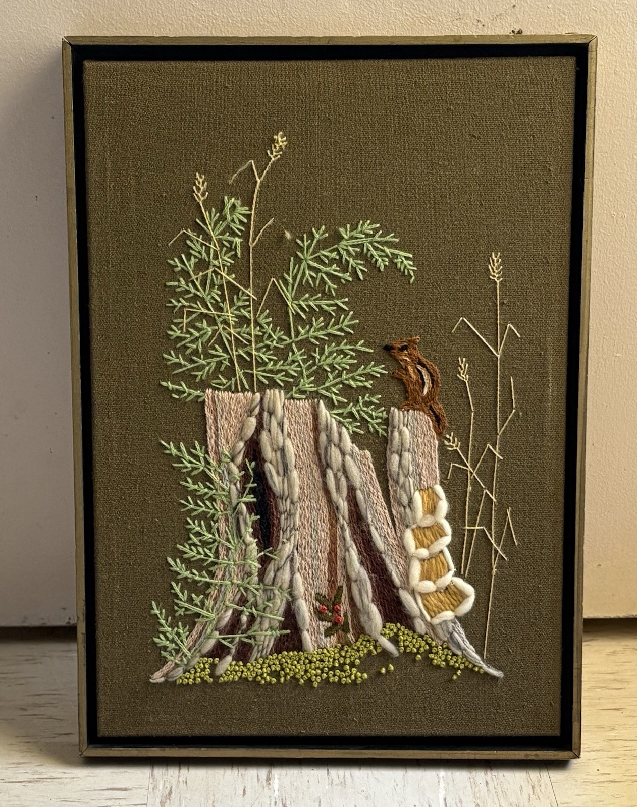VTG Textile Yarn Art Embroidery Of A Chipmunk Squirrel On A Tree Stump 15wx21h