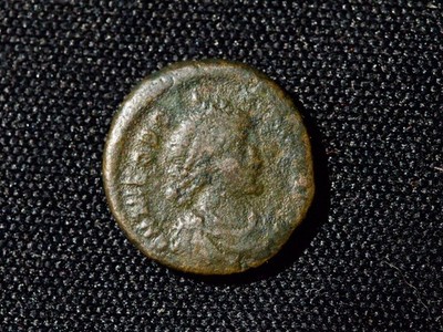 THEODOSIUS I, 379- 395 N. Chr. AE 4.VICTORY DRAGGING CAPTIVE REVERSE. Konstantinopel