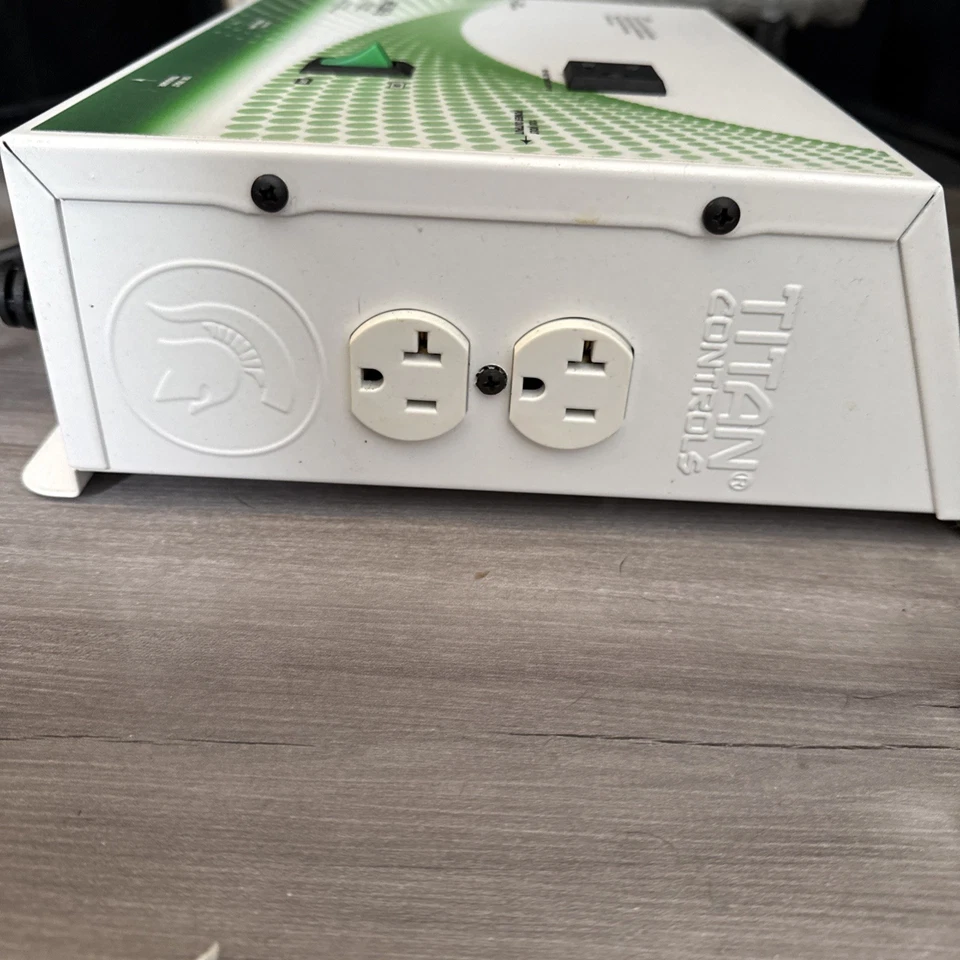 Controlador de 4 luces Titan Controls Helios 2 con cable de disparo - 120V 30A Foto 3 de 4