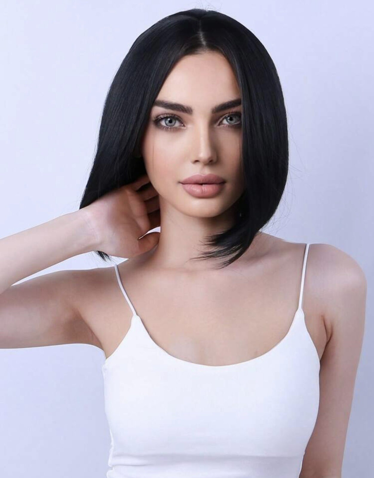 Perruque synthétique noire wig carré lisse 25cm pour changer de tête facilement sans couper