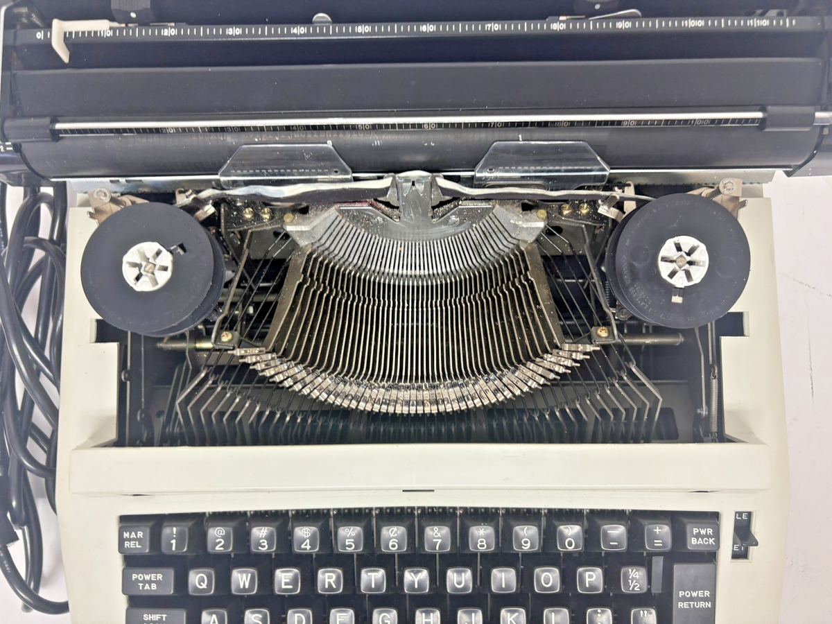 Royal Aristocrat Japan Portable Electric Typewriter +Travel