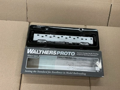 WALTHERS PROTO HO SCALE PASSENGER COACH CAR WAGON 85’ ROOMETTE SANTA FE NICE ! - Image 1 of 4